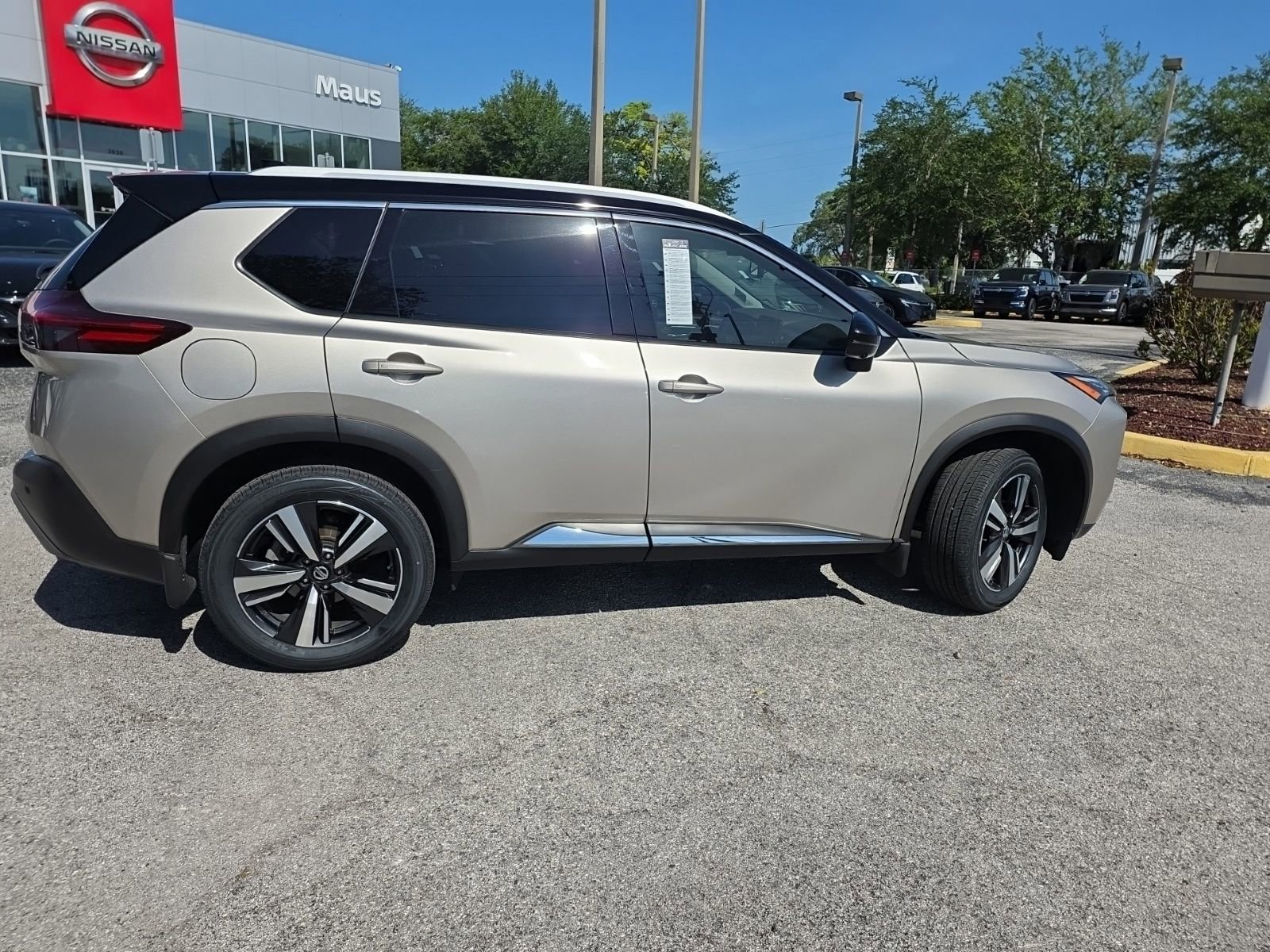 Used 2021 Nissan Rogue SL w/ Premium Package image 12