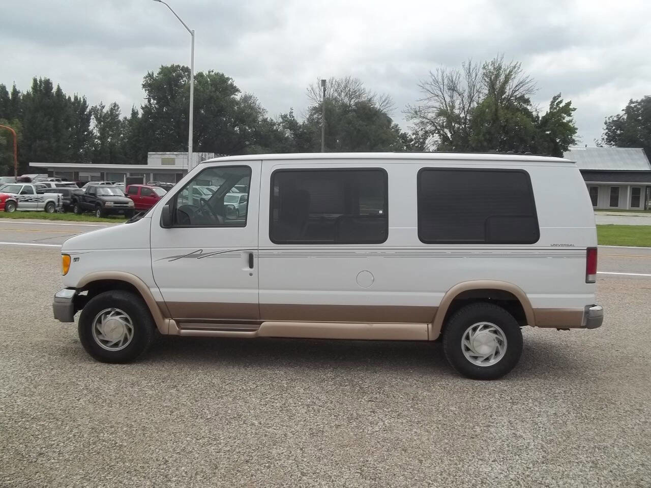 Used 2001 Ford E-150 and Econoline 150 RWD image 4