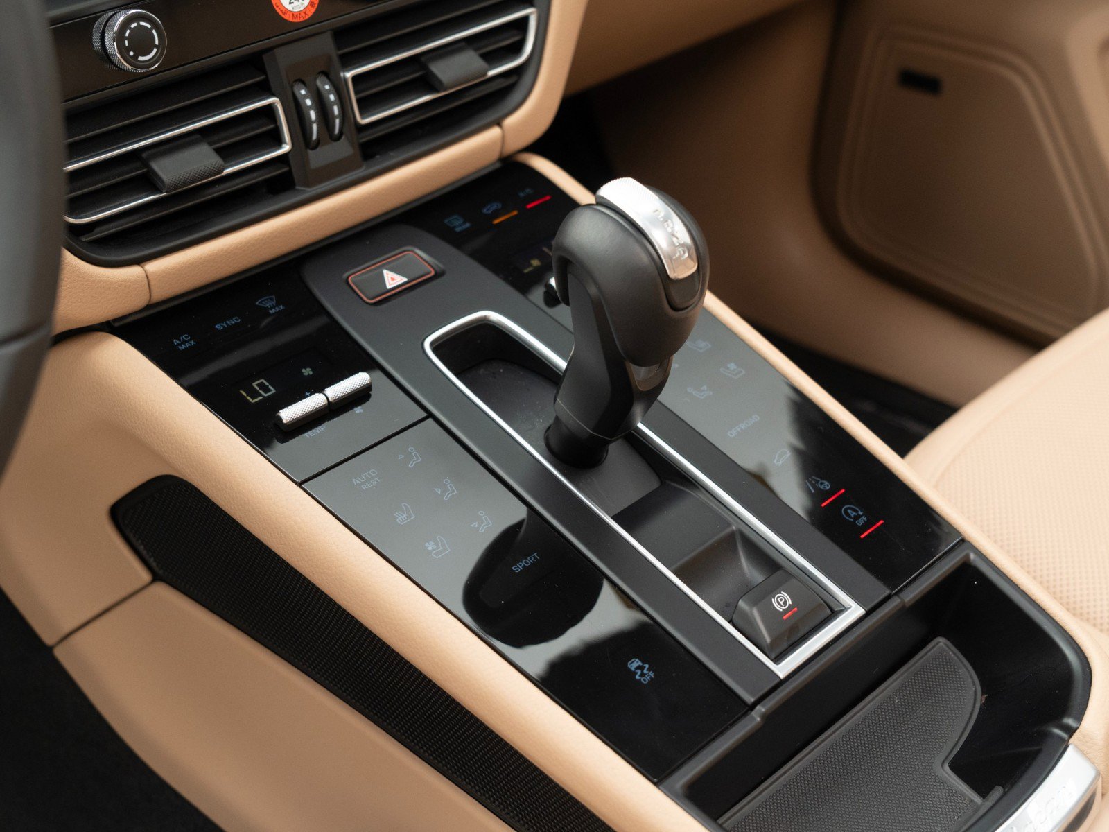 Certified 2025 Porsche Macan image 26