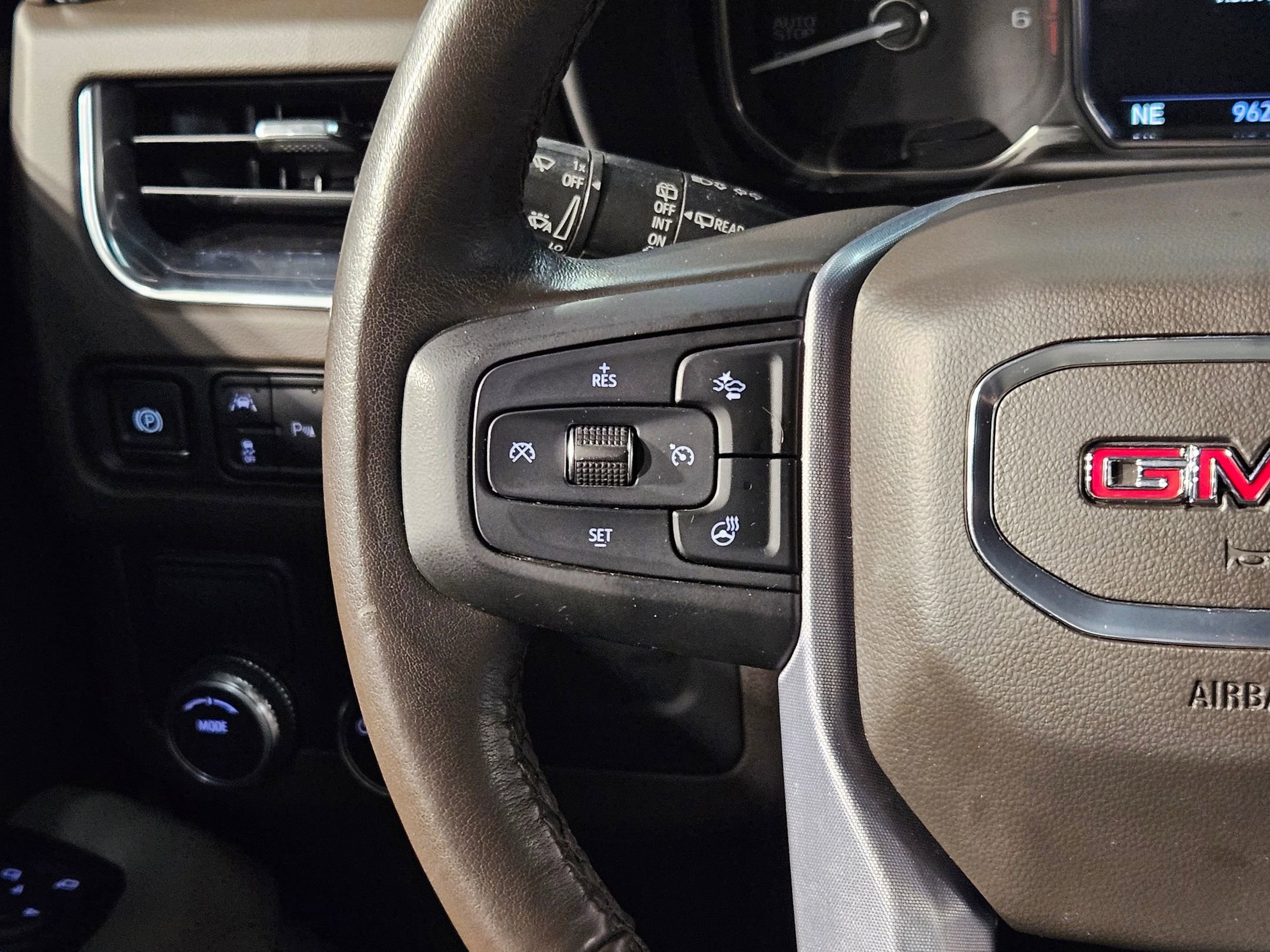 Used 2021 GMC Yukon SLT w/ SLT Luxury Package image 28