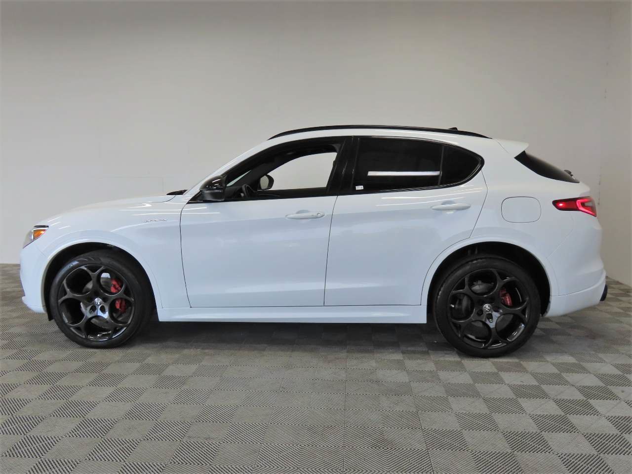 Used 2023 Alfa Romeo Stelvio Veloce AWD/4WD image 5