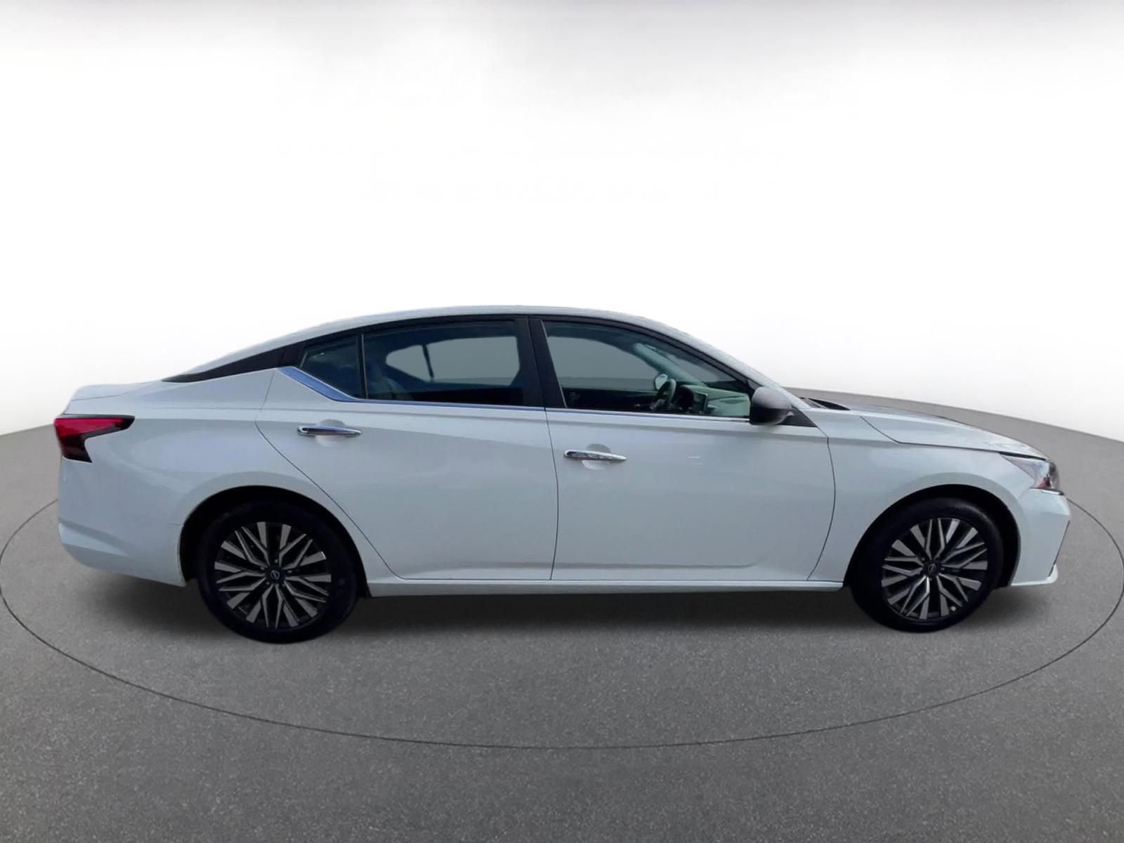 Used 2025 Nissan Altima 2.5 SV FWD image 16