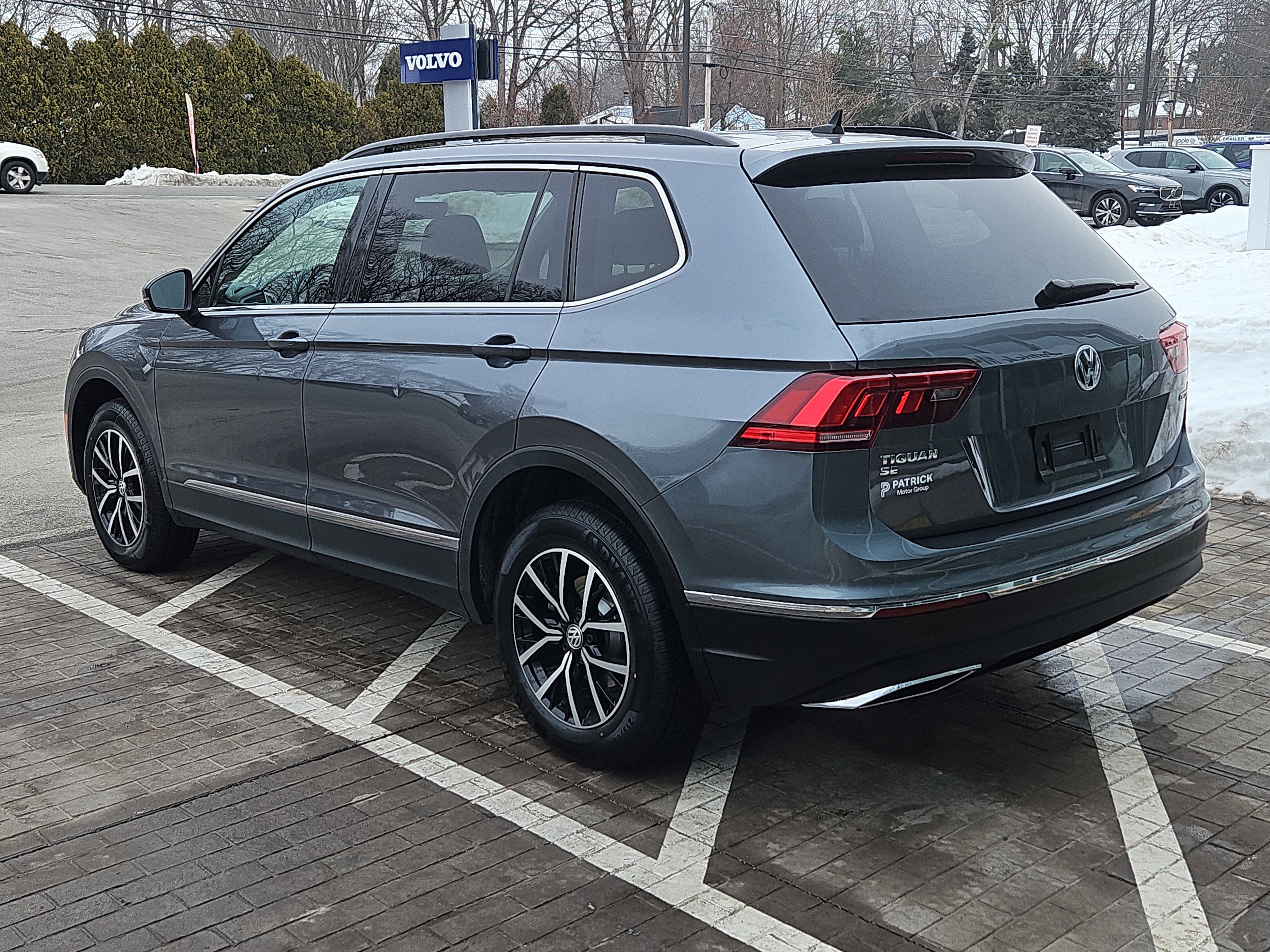 Used 2021 Volkswagen Tiguan SE w/ Panoramic Sunroof Package image 24