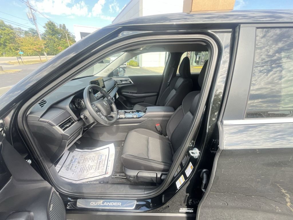 New 2025 Mitsubishi Outlander ES image 11