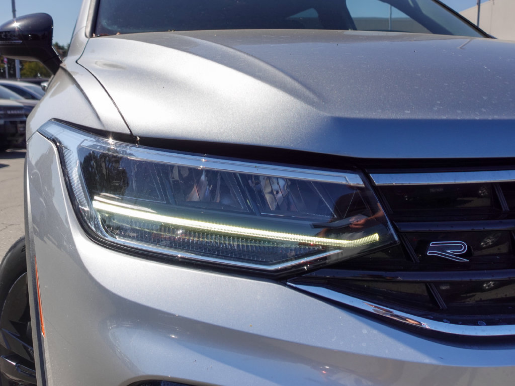Used 2023 Volkswagen Tiguan SE R-Line FWD image 4