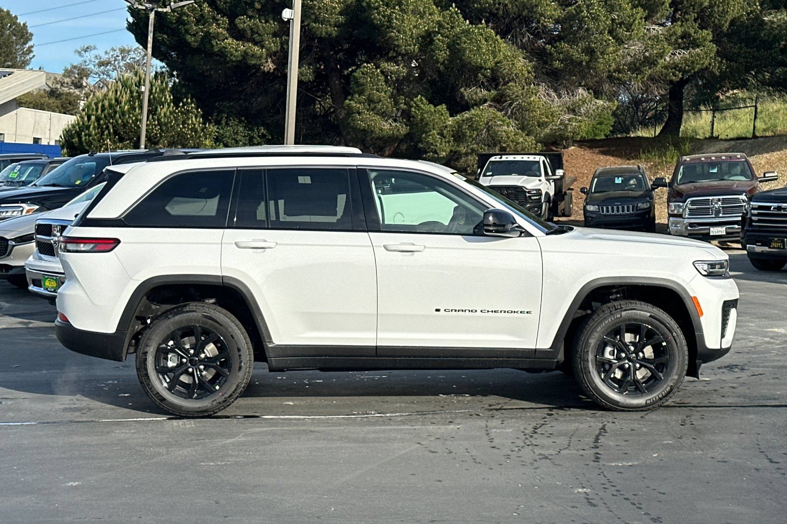 New 2026 Jeep Grand Cherokee Altitude AWD/4WD image 3