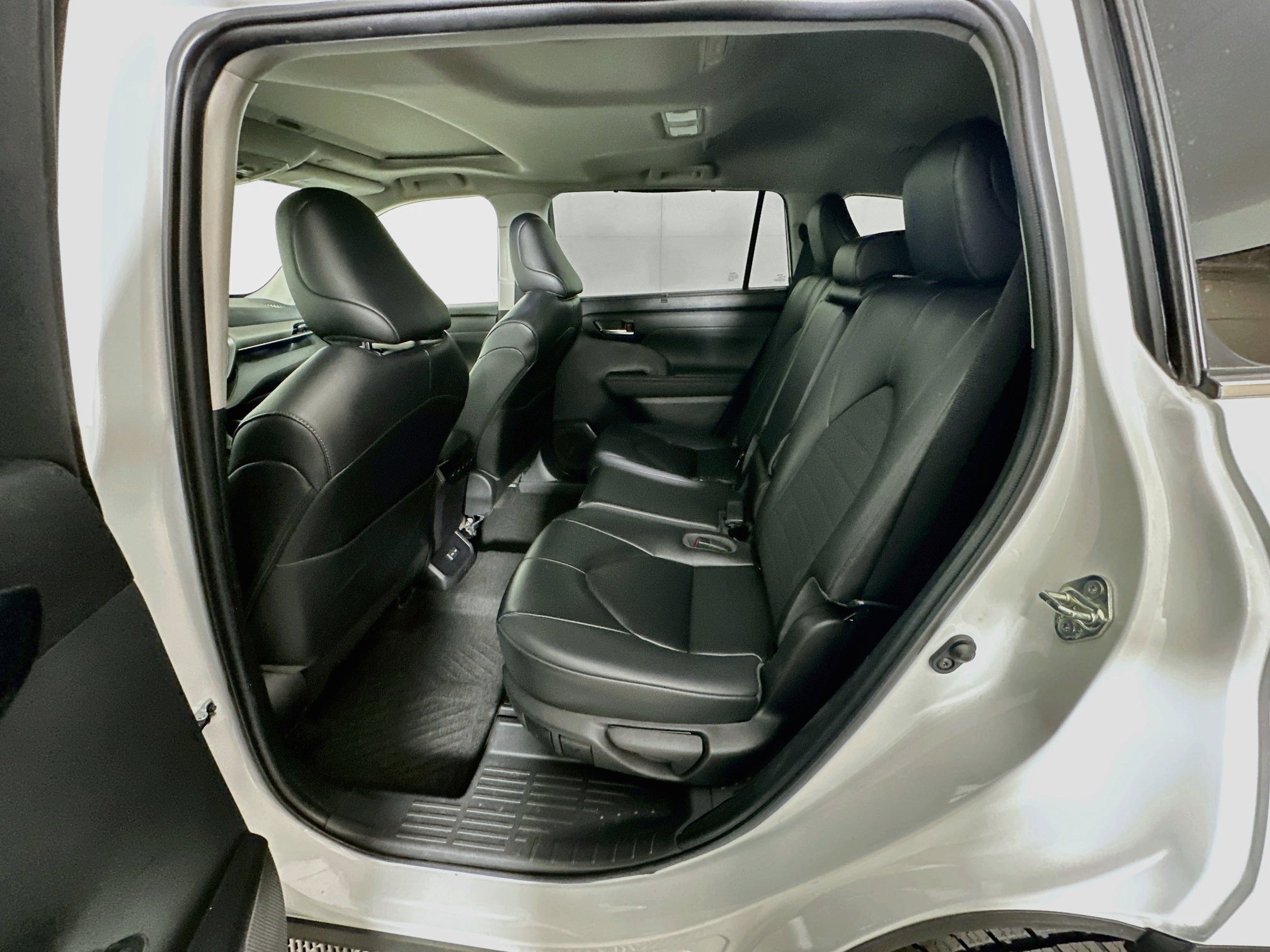 Used 2023 Toyota Highlander XLE FWD image 29