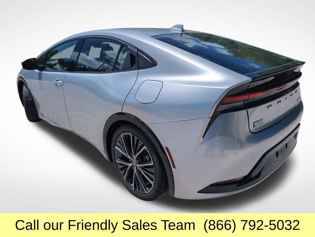 Used 2024 Toyota Prius XLE AWD/4WD image 3