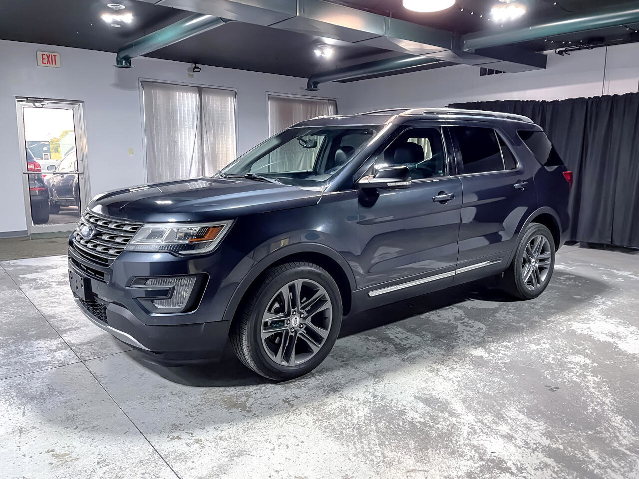 Used 2017 Ford Explorer XLT w/ Equipment Group 202A image 4