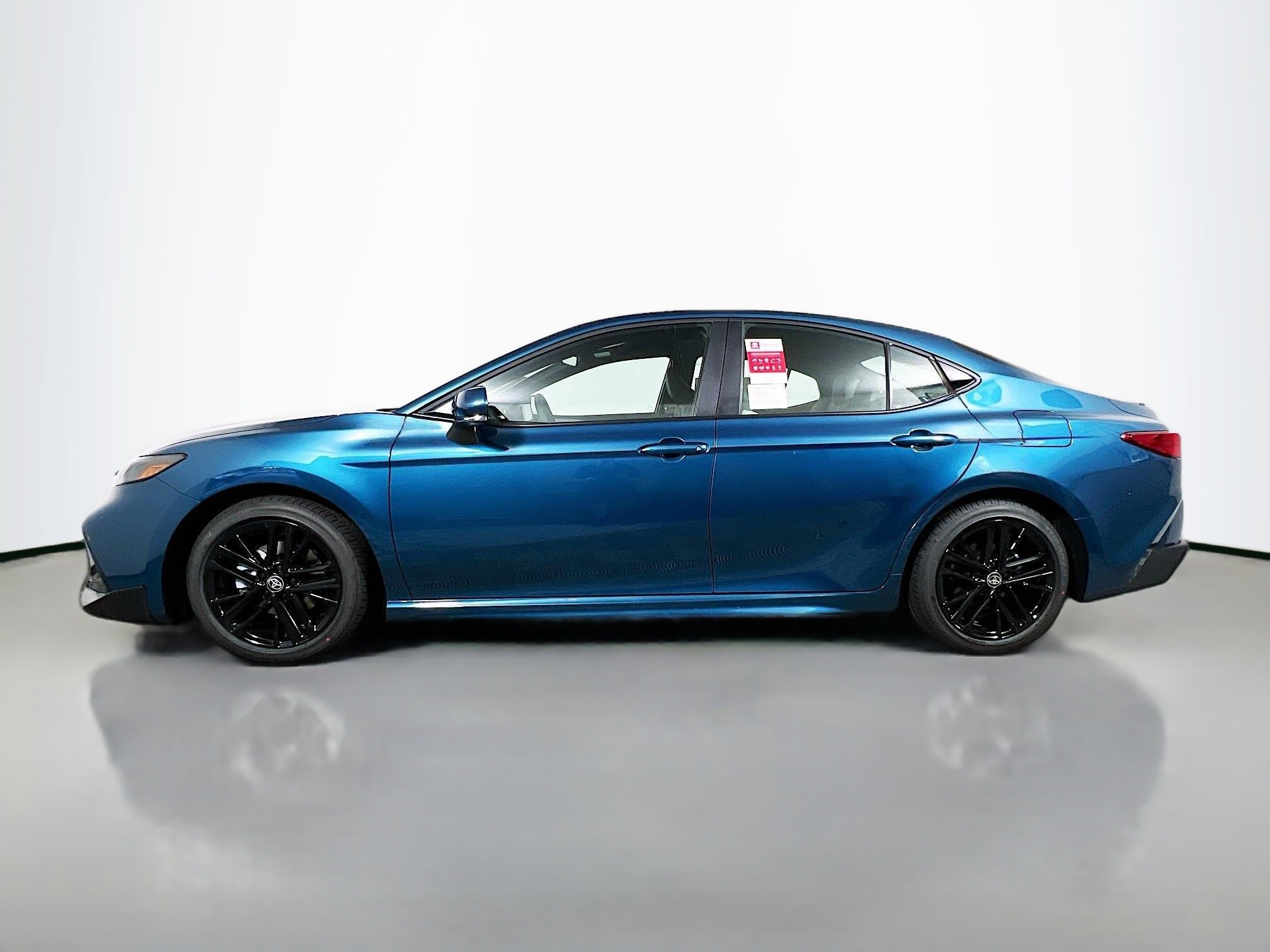 Used 2025 Toyota Camry SE w/ Convenience Package image 9