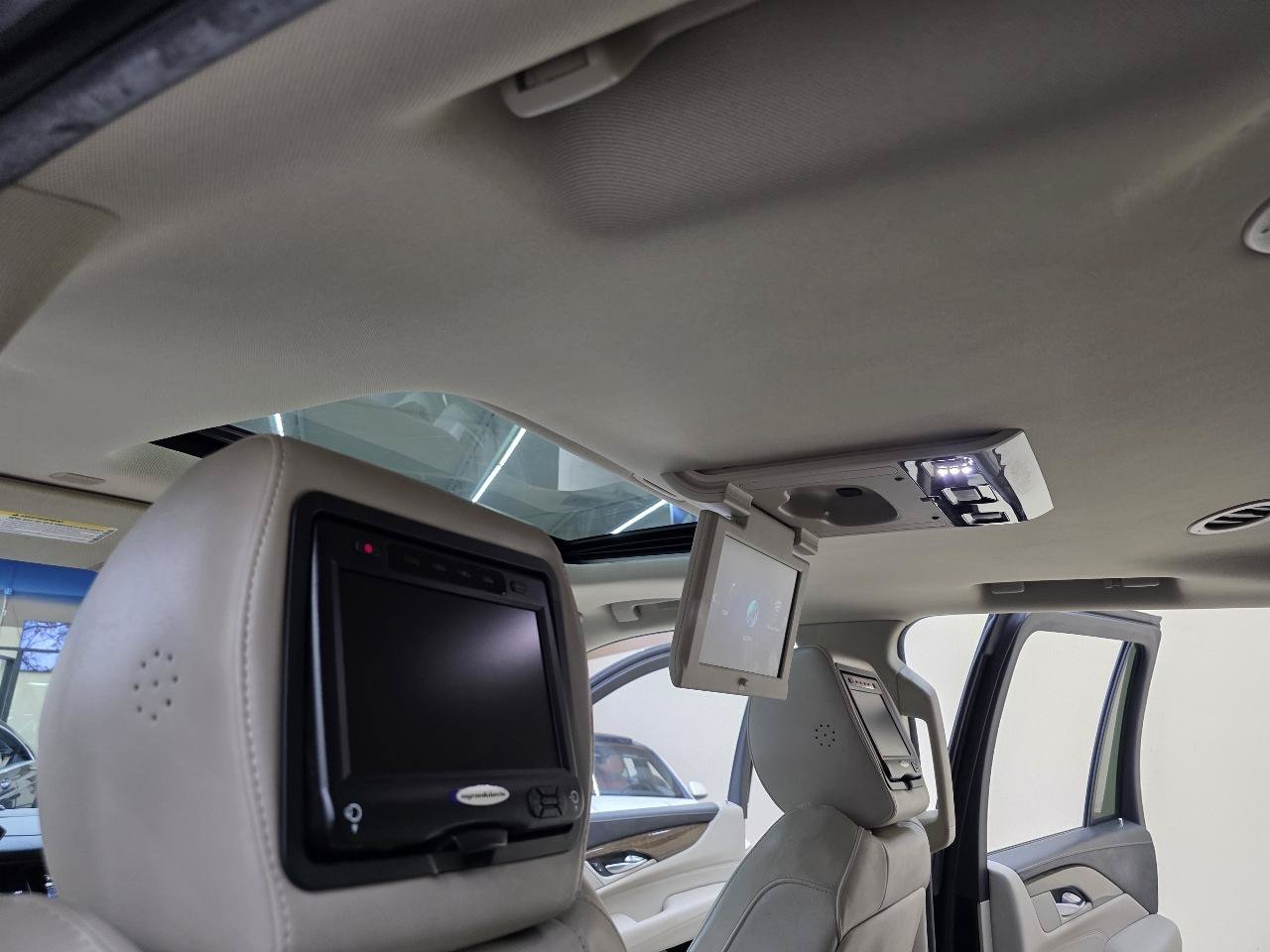 Used 2018 Cadillac Escalade Premium Luxury AWD/4WD image 39