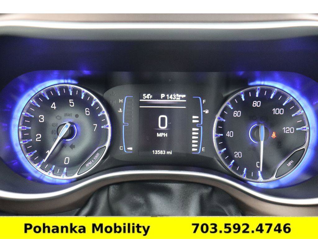 Used 2020 Chrysler Voyager L image 10