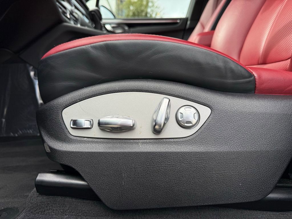 Used 2025 Porsche Macan image 28