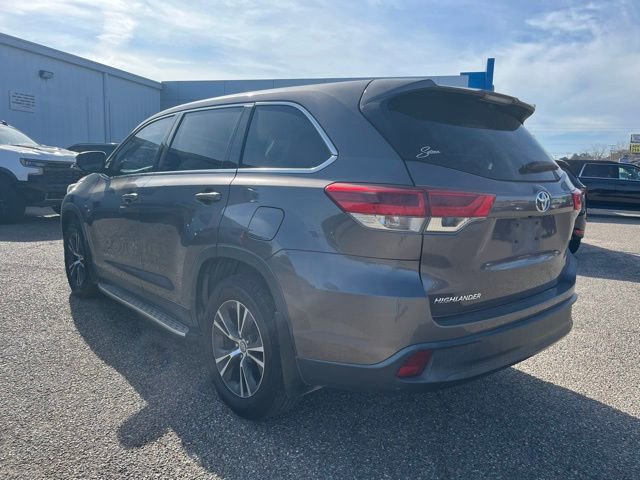 Used 2019 Toyota Highlander LE image 3