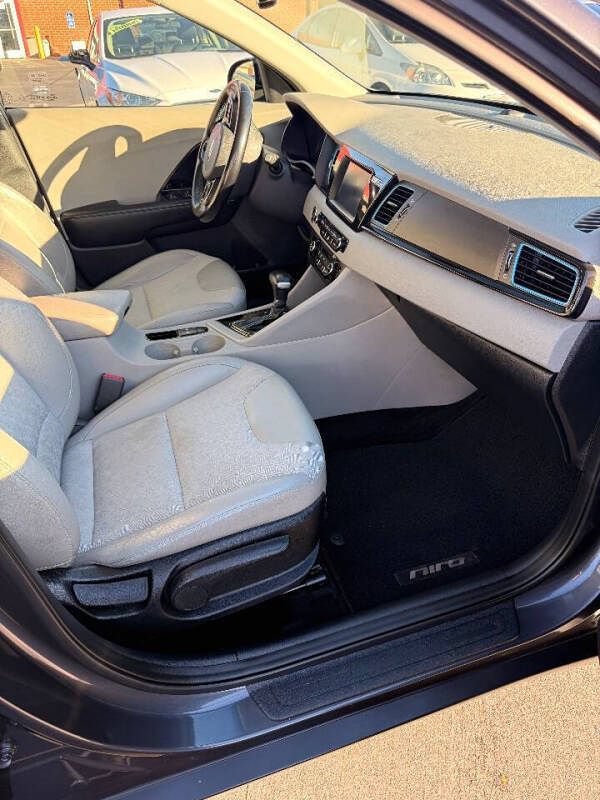 Used 2019 Kia Niro EX FWD image 11