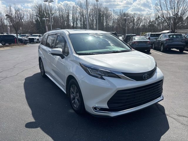 Used 2021 Toyota Sienna XLE image 4