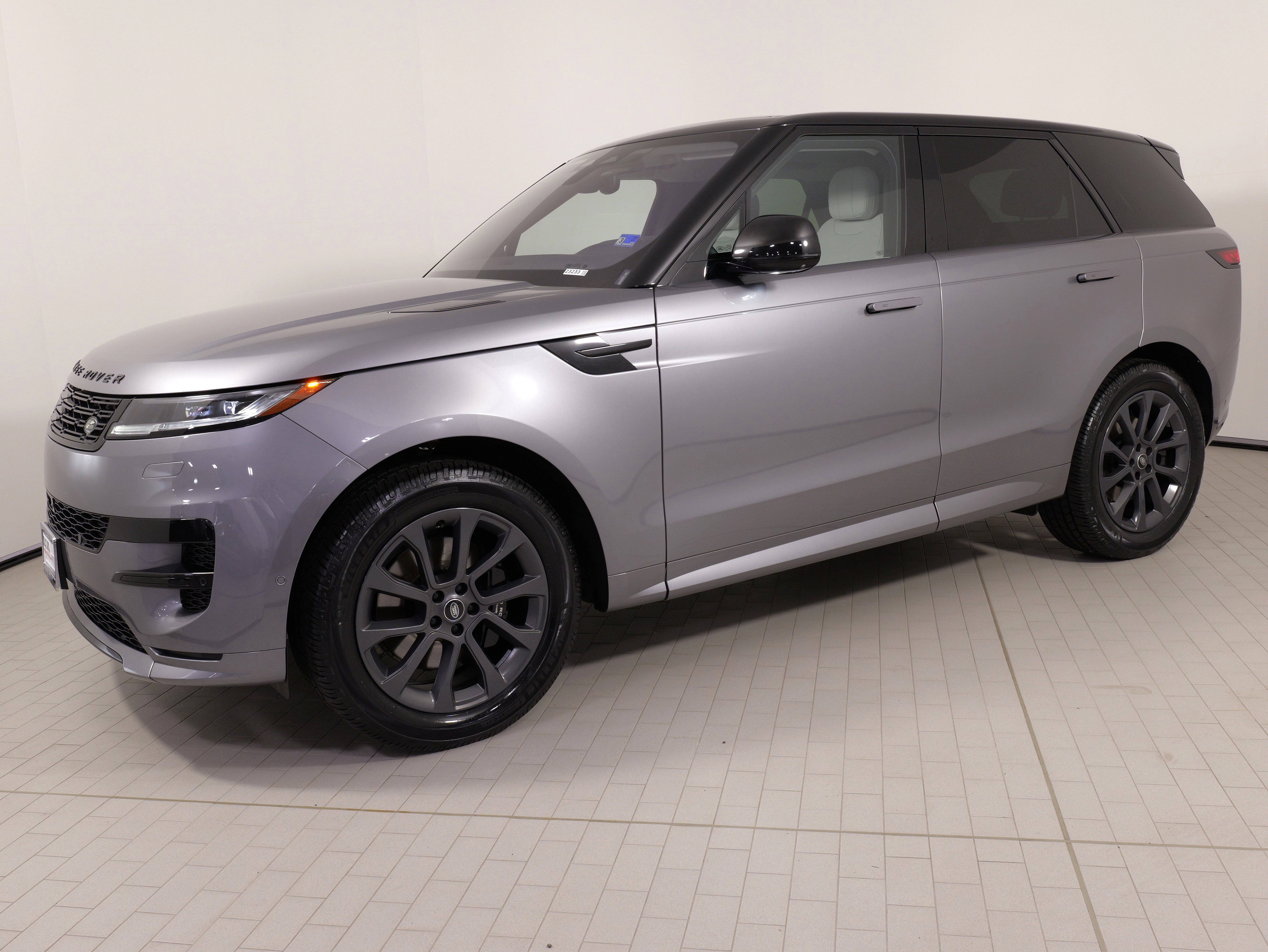 Used 2023 Land Rover Range Rover Sport SE Dynamic image 1