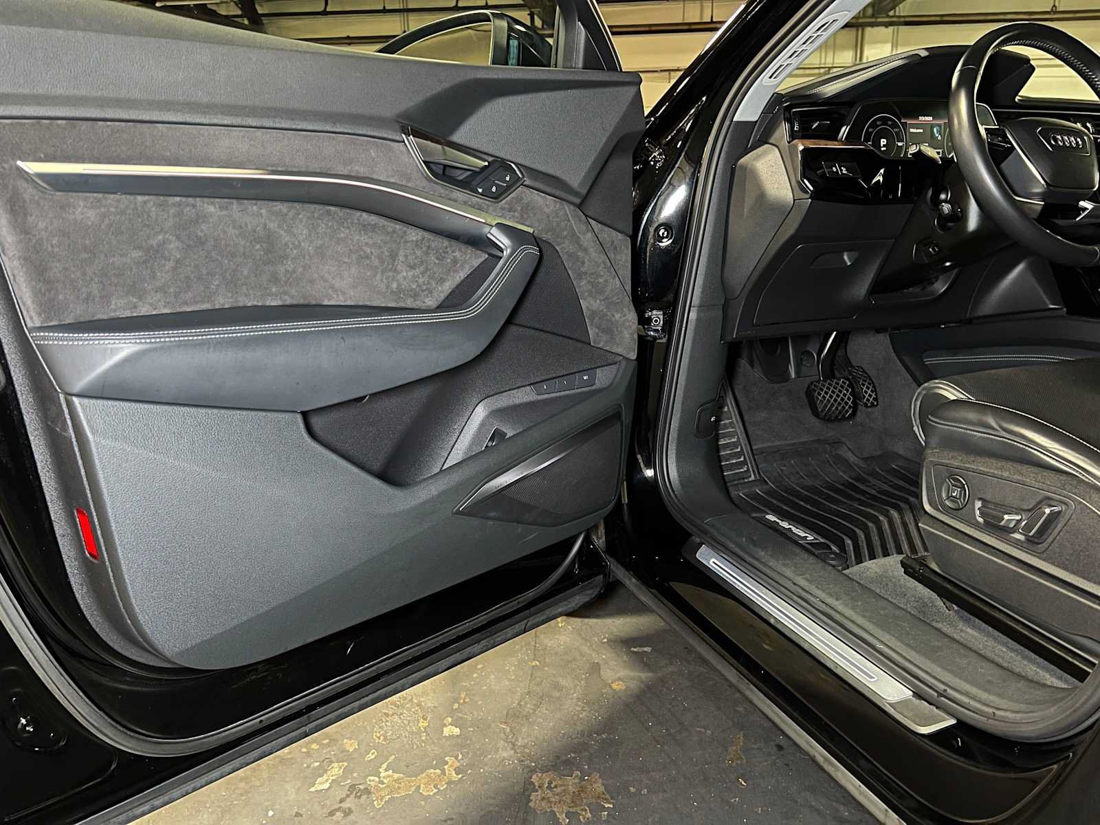 Used 2019 Audi e-tron Prestige w/ Prestige Package AWD/4WD image 21