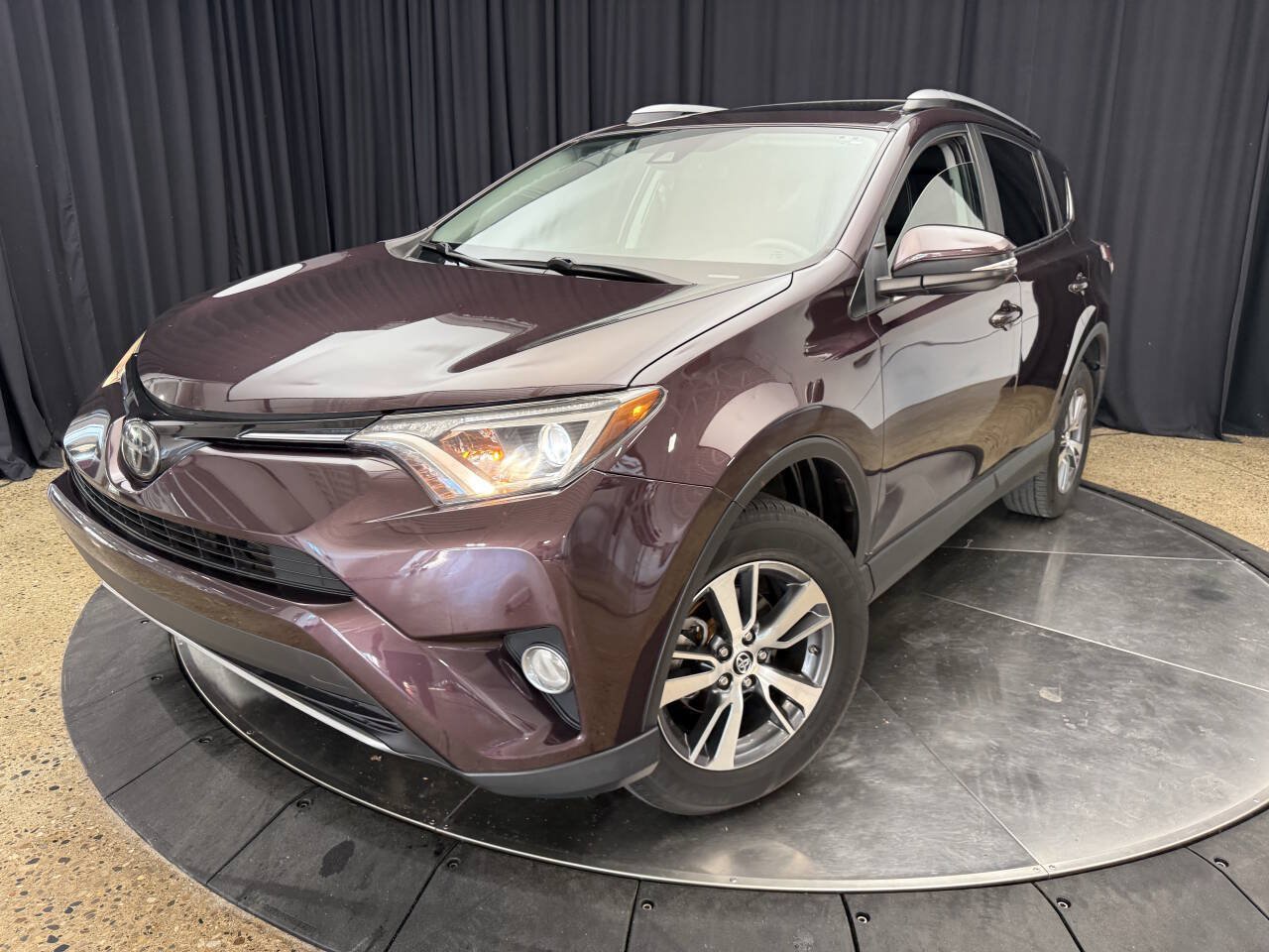 Used 2017 Toyota RAV4 XLE AWD/4WD image 2
