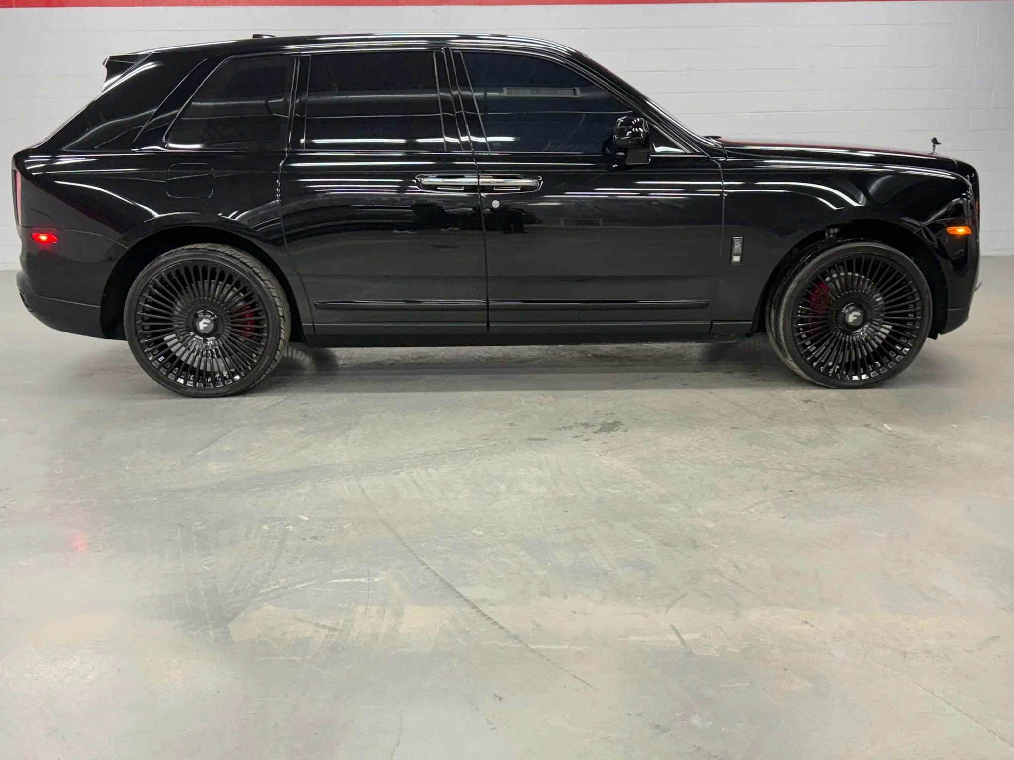 Used 2022 Rolls-Royce Cullinan Black Badge w/ Dark Exterior Package image 17