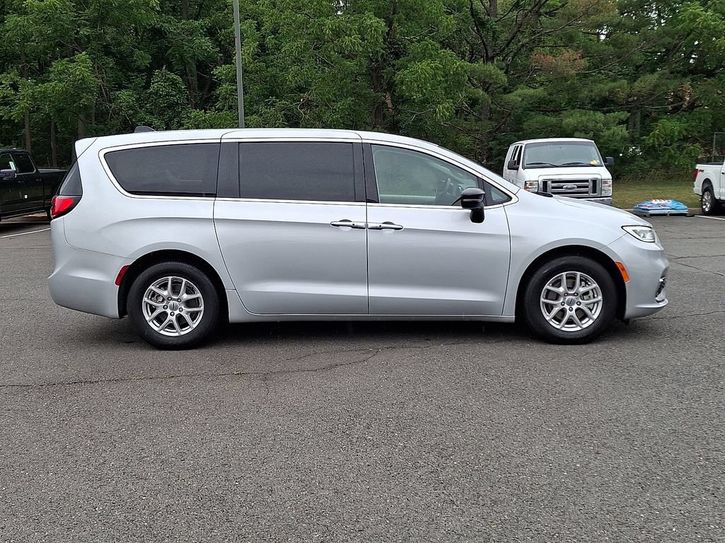 Used 2024 Chrysler Pacifica Touring-L FWD image 10