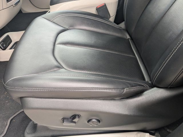Used 2024 Chrysler Pacifica Touring-L FWD image 17