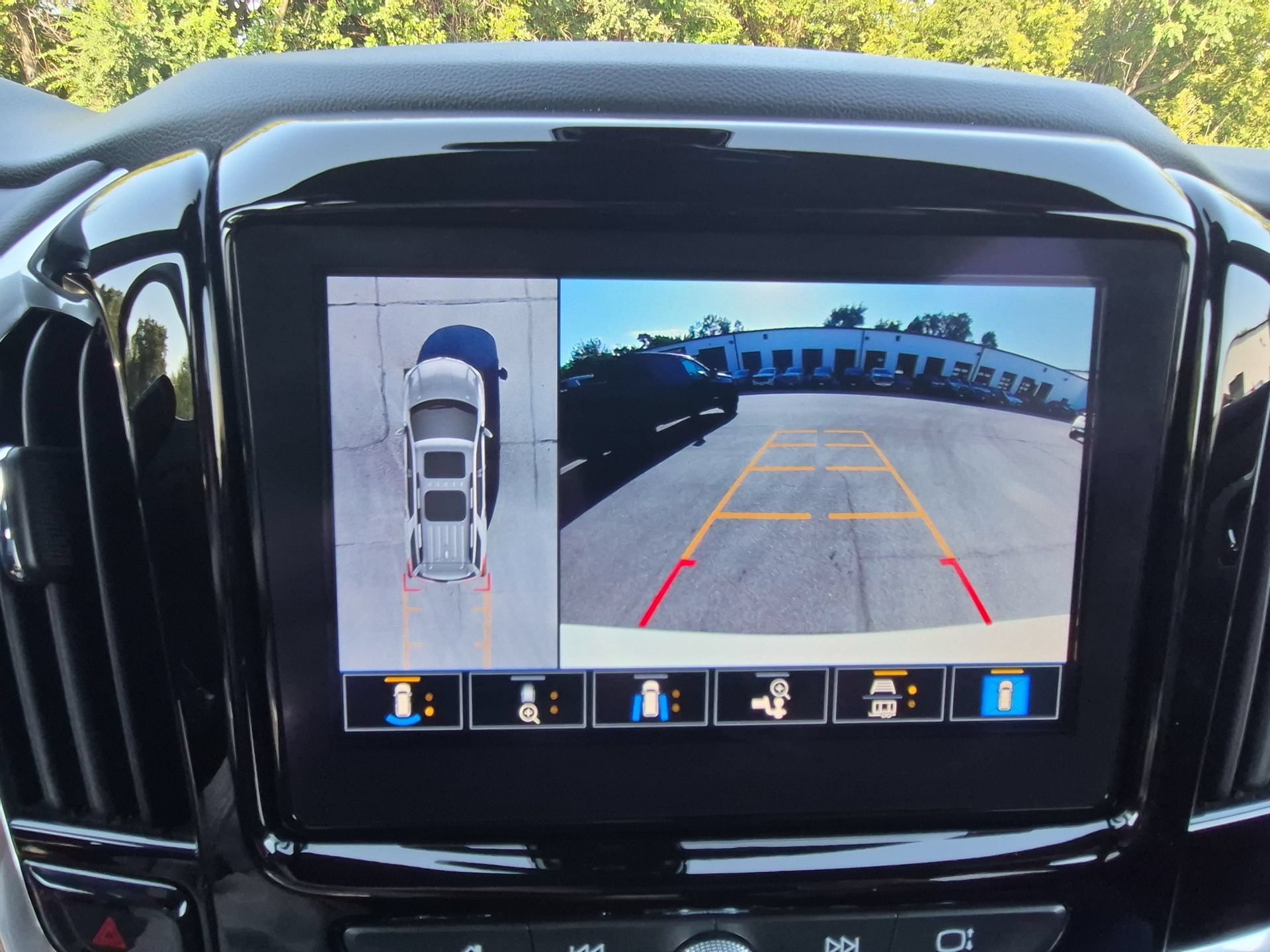 Used 2023 Chevrolet Traverse LT w/ Rear Camera Mirror Package AWD/4WD image 17