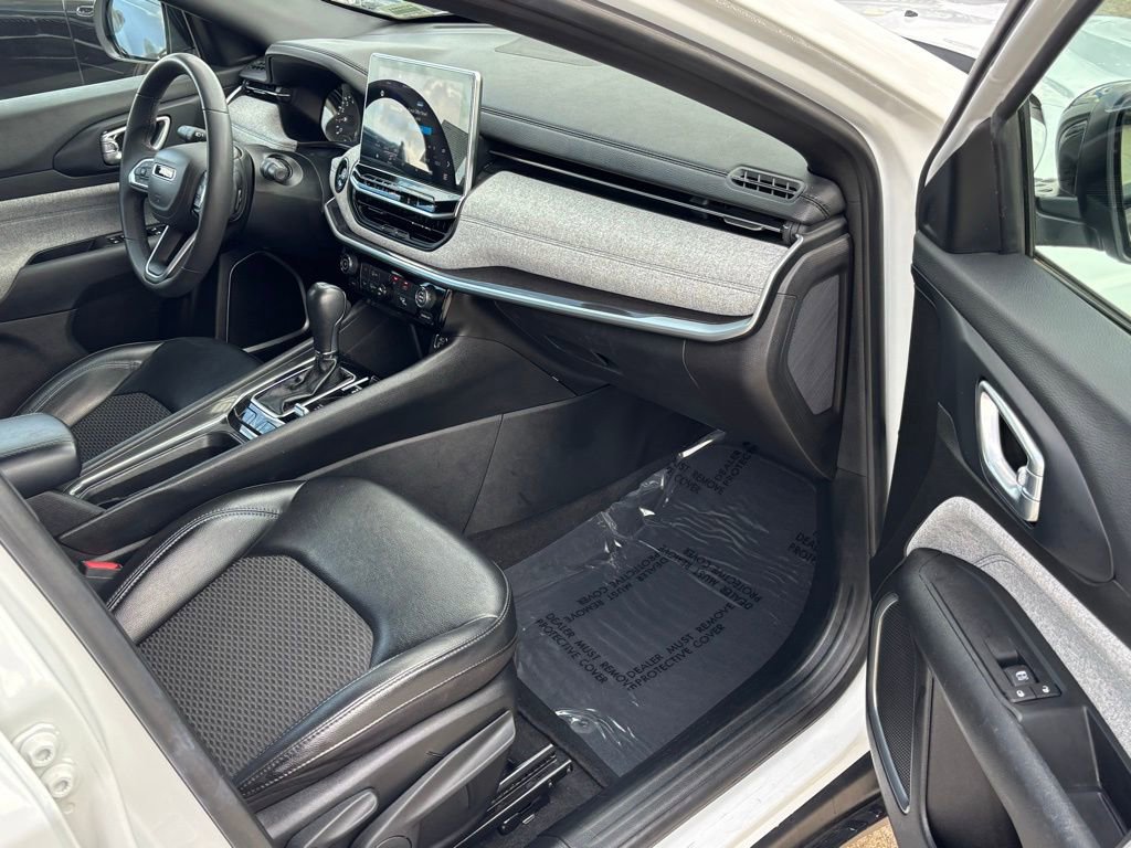 Used 2023 Jeep Compass Latitude image 25