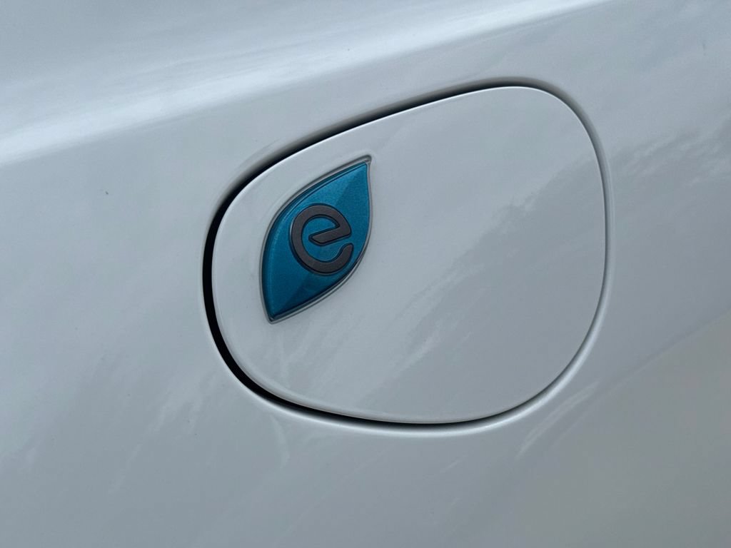Used 2024 Chrysler Pacifica Limited FWD image 6