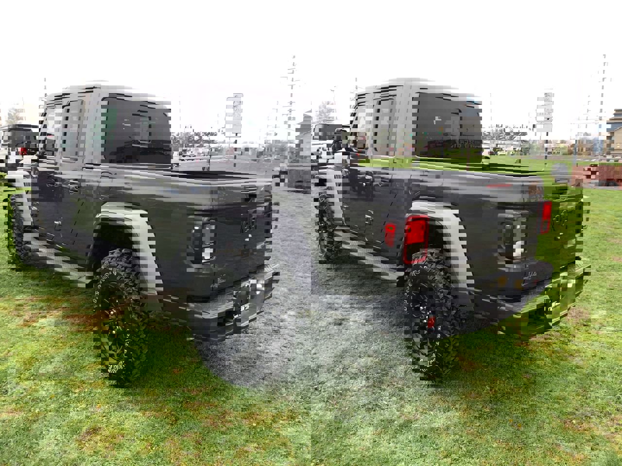 Used 2025 Jeep Gladiator Sport image 12