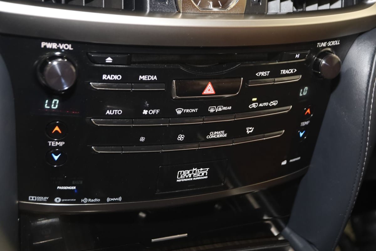 Used 2020 Lexus LX 570 4WD w/ Luxury Package image 32