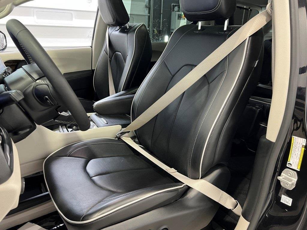 Used 2024 Chrysler Pacifica Limited image 21