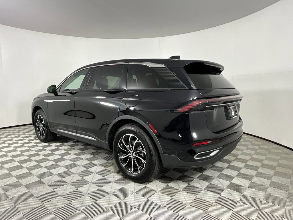 Used 2025 Lincoln Nautilus Premier image 3