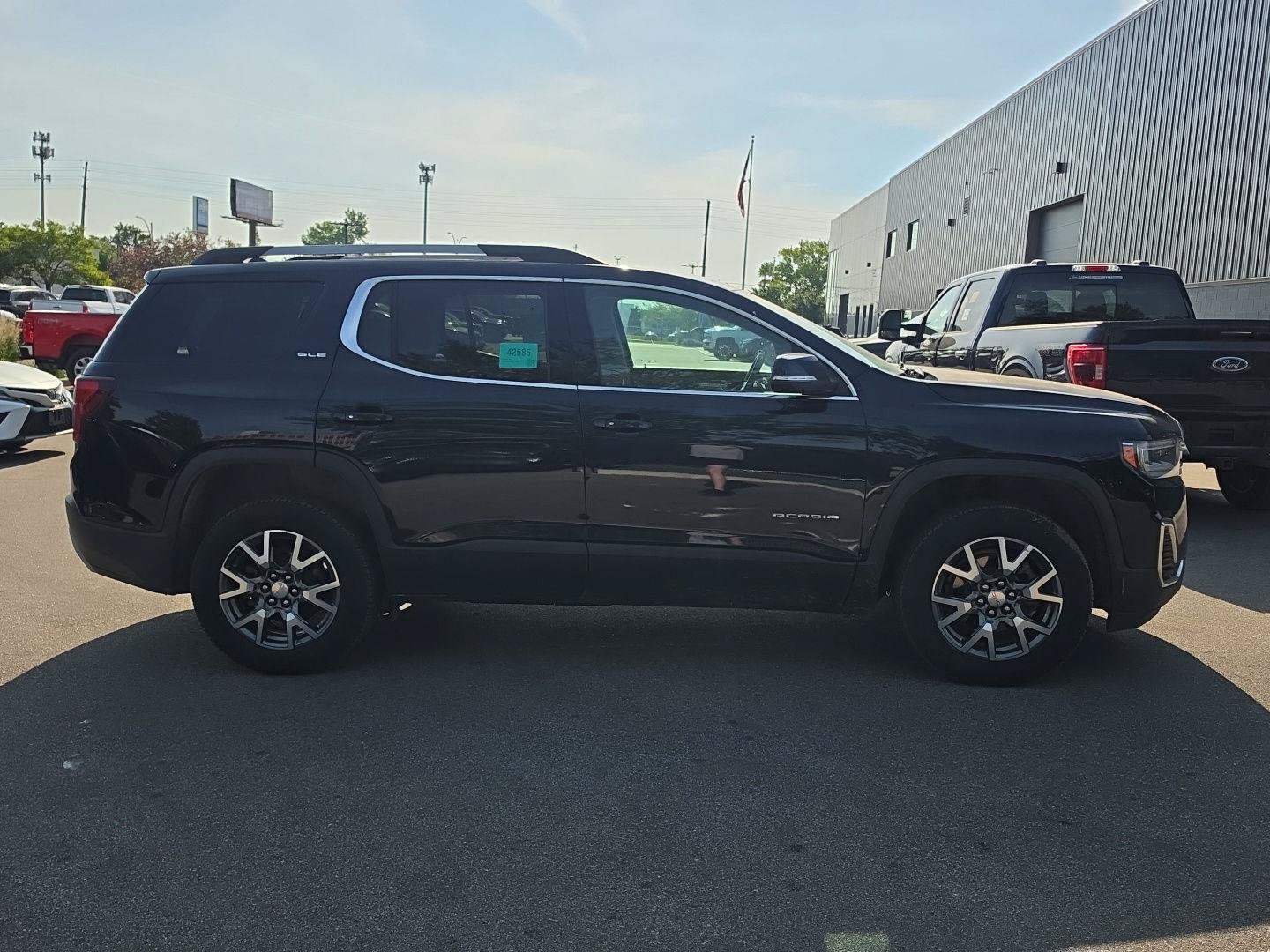 Used 2022 GMC Acadia SLE w/ LPO, Cargo Package AWD/4WD image 2