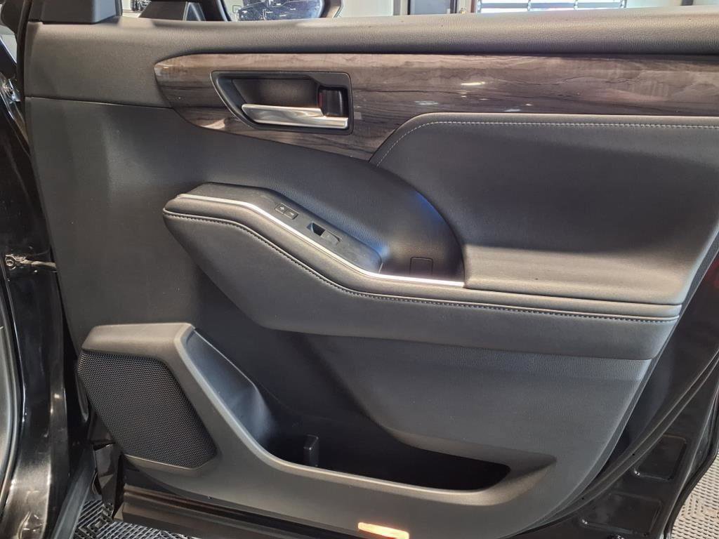 Used 2020 Toyota Highlander Limited image 14