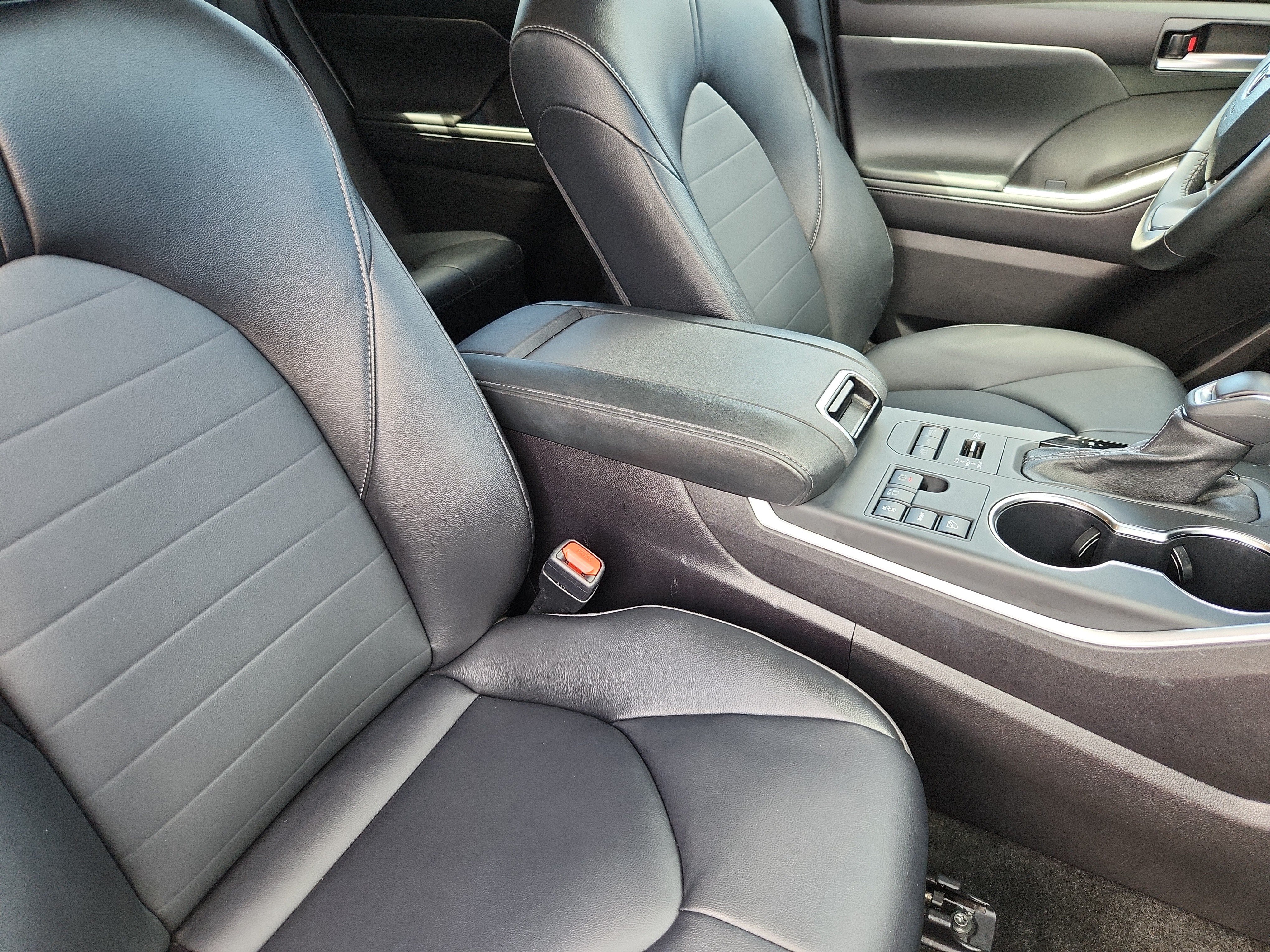 Used 2025 Toyota Highlander XLE AWD/4WD image 17