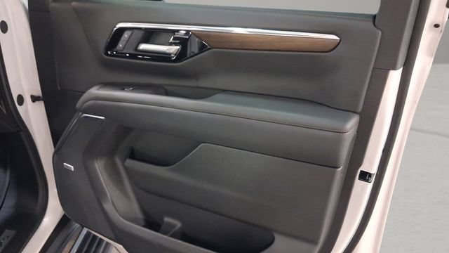 Used 2025 Chevrolet Tahoe High Country AWD/4WD image 18