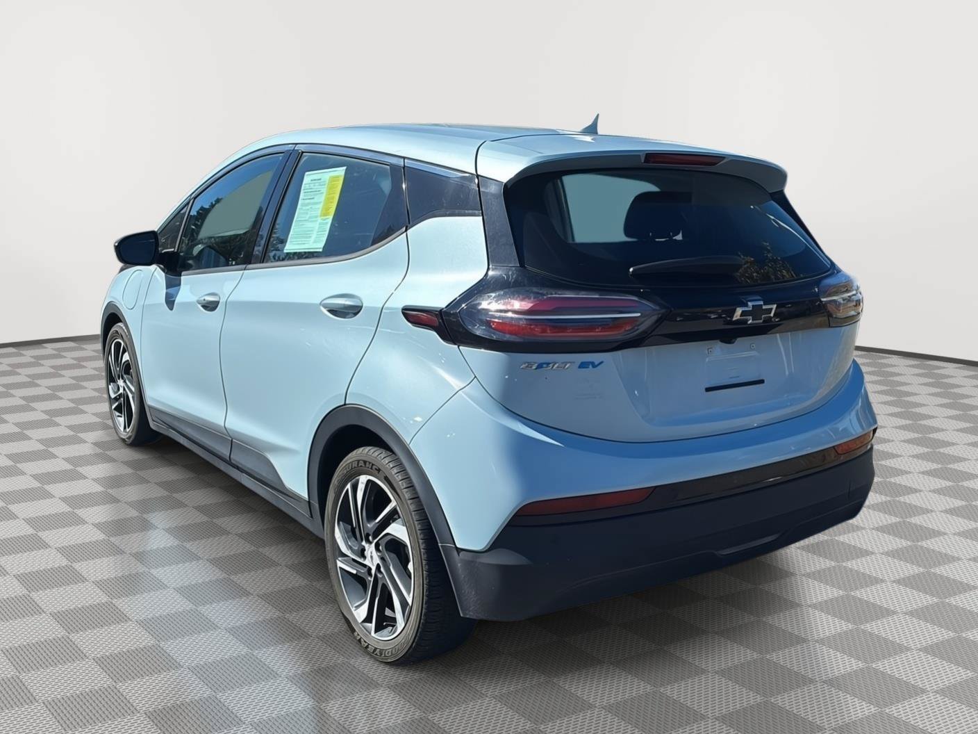 Used 2022 Chevrolet Bolt LT w/ Infotainment Package FWD image 7