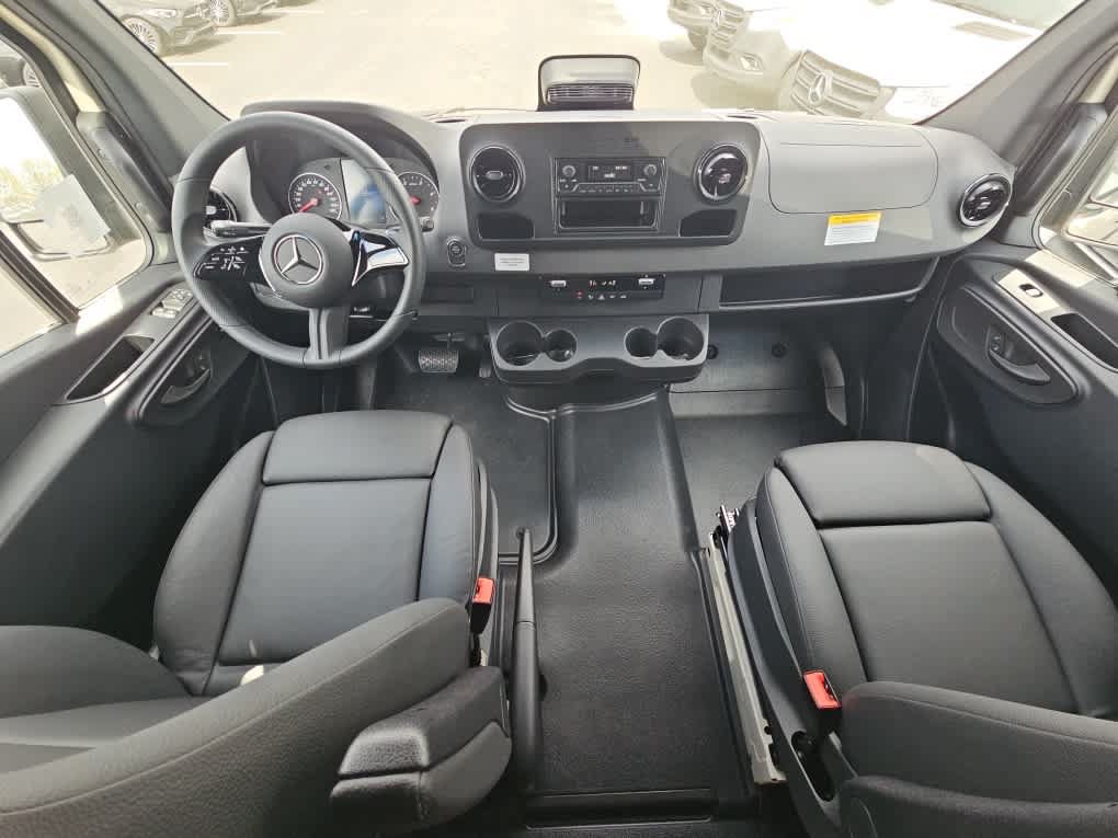 Used 2025 Mercedes-Benz Sprinter 2500 image 15