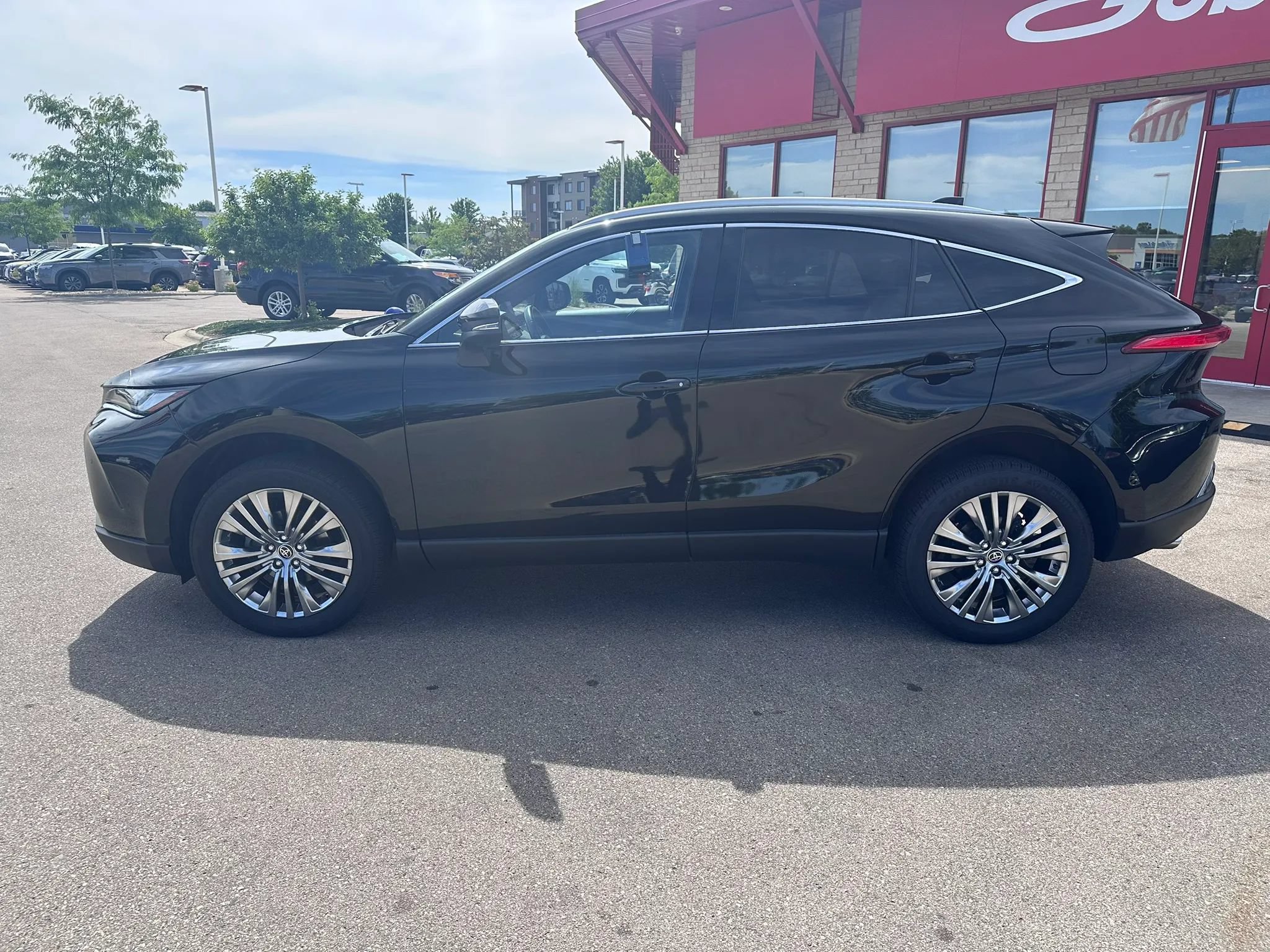 Used 2024 Toyota Venza XLE AWD/4WD image 9