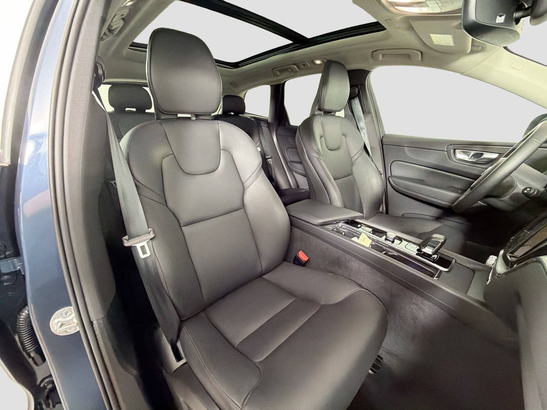 Certified 2025 Volvo XC60 B5 Core AWD/4WD image 28