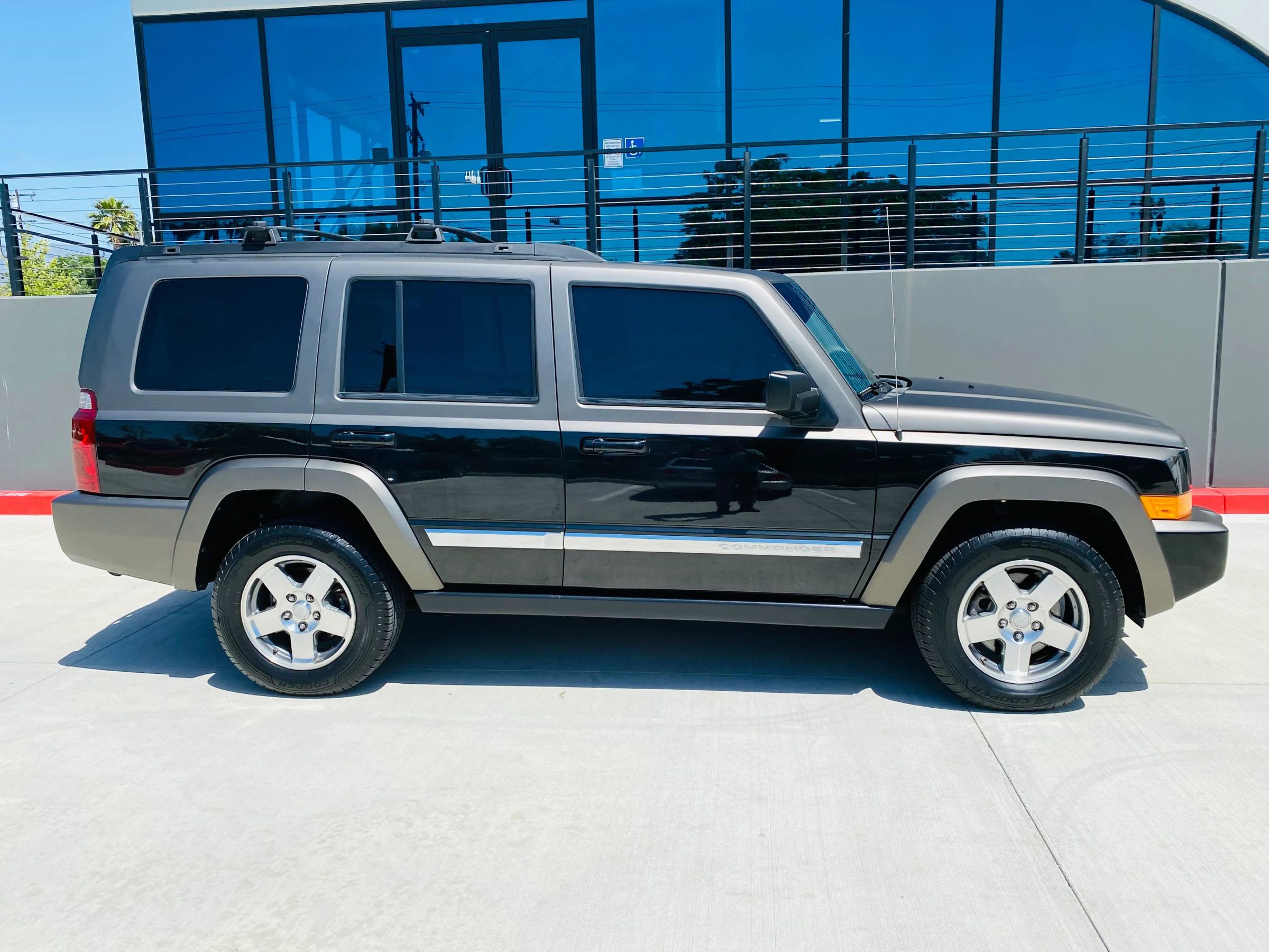 Used 2010 Jeep Commander Sport w/ Sun/Sound Group RWD image 5
