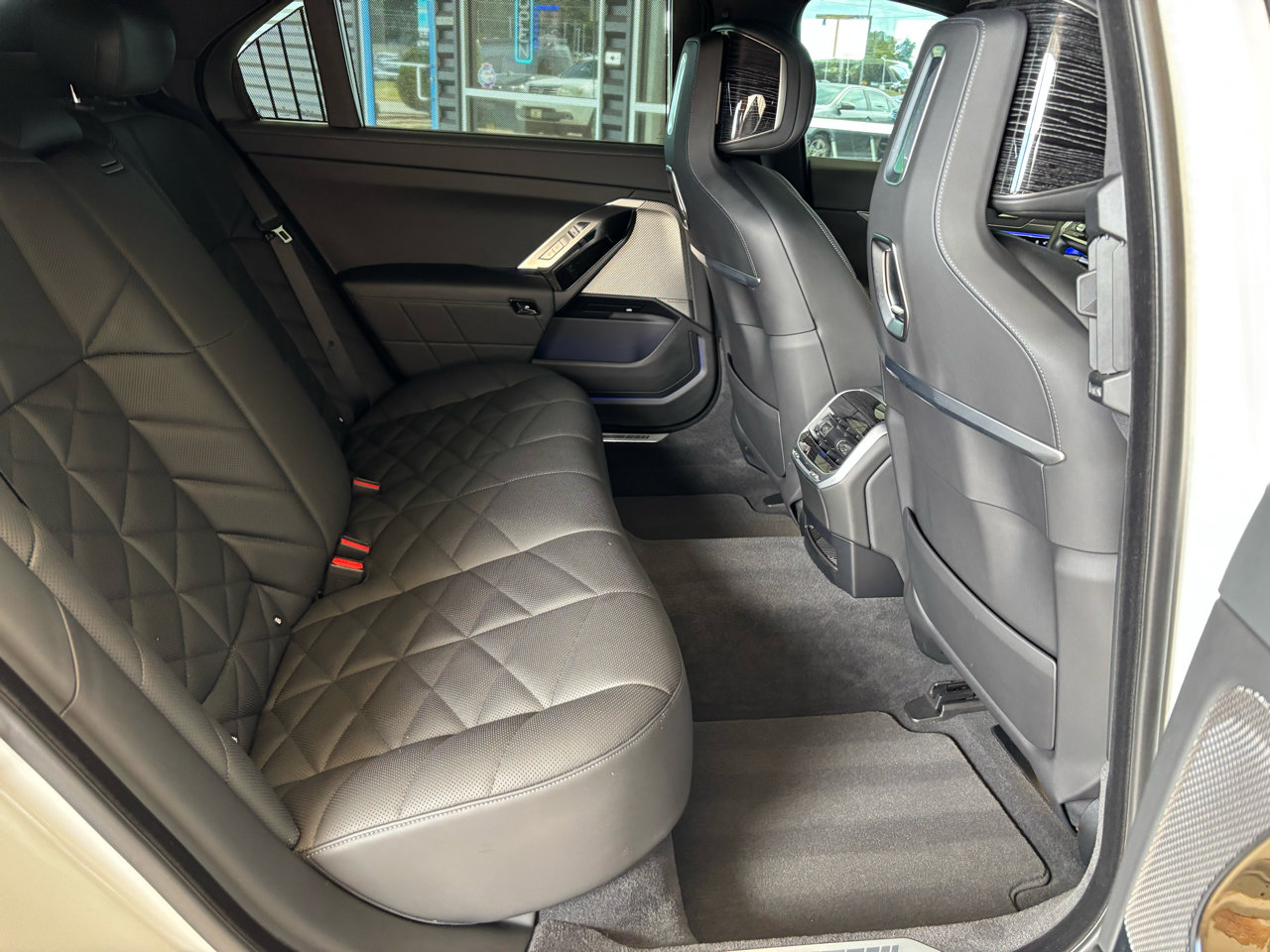 Used 2023 BMW 740i image 28