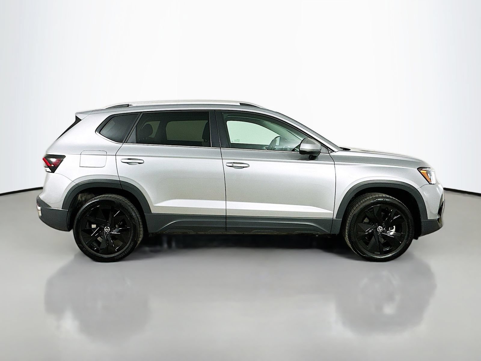 Used 2025 Volkswagen Taos SE FWD image 4