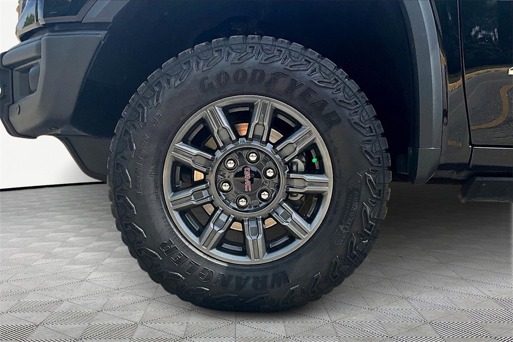 Used 2025 GMC Sierra 1500 AT4X image 9