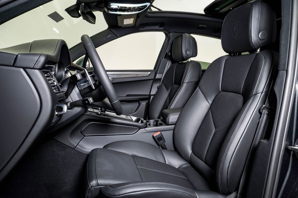 New 2026 Porsche Macan Turbo AWD/4WD image 4
