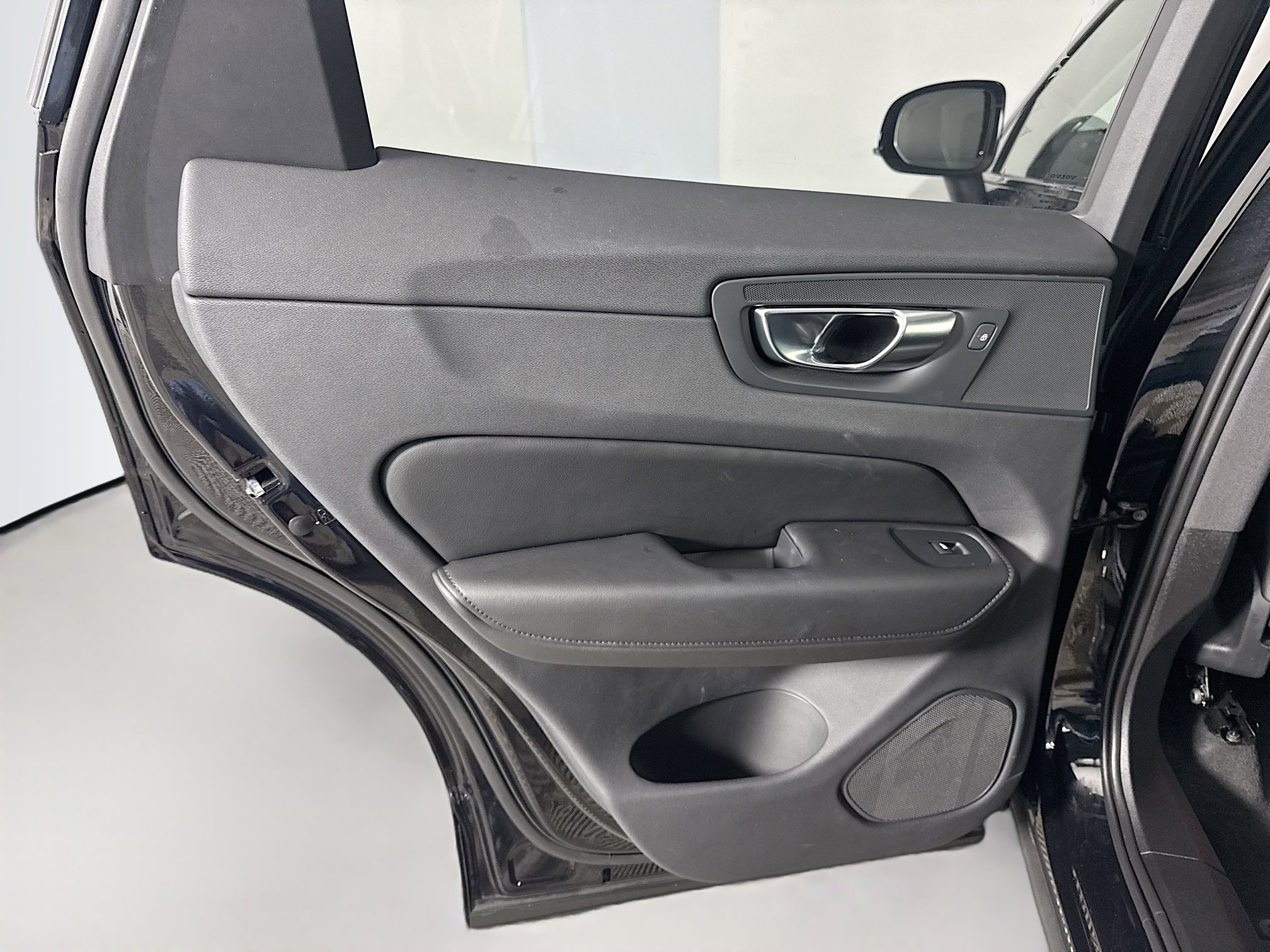 Used 2025 Volvo XC60 B5 Plus image 26