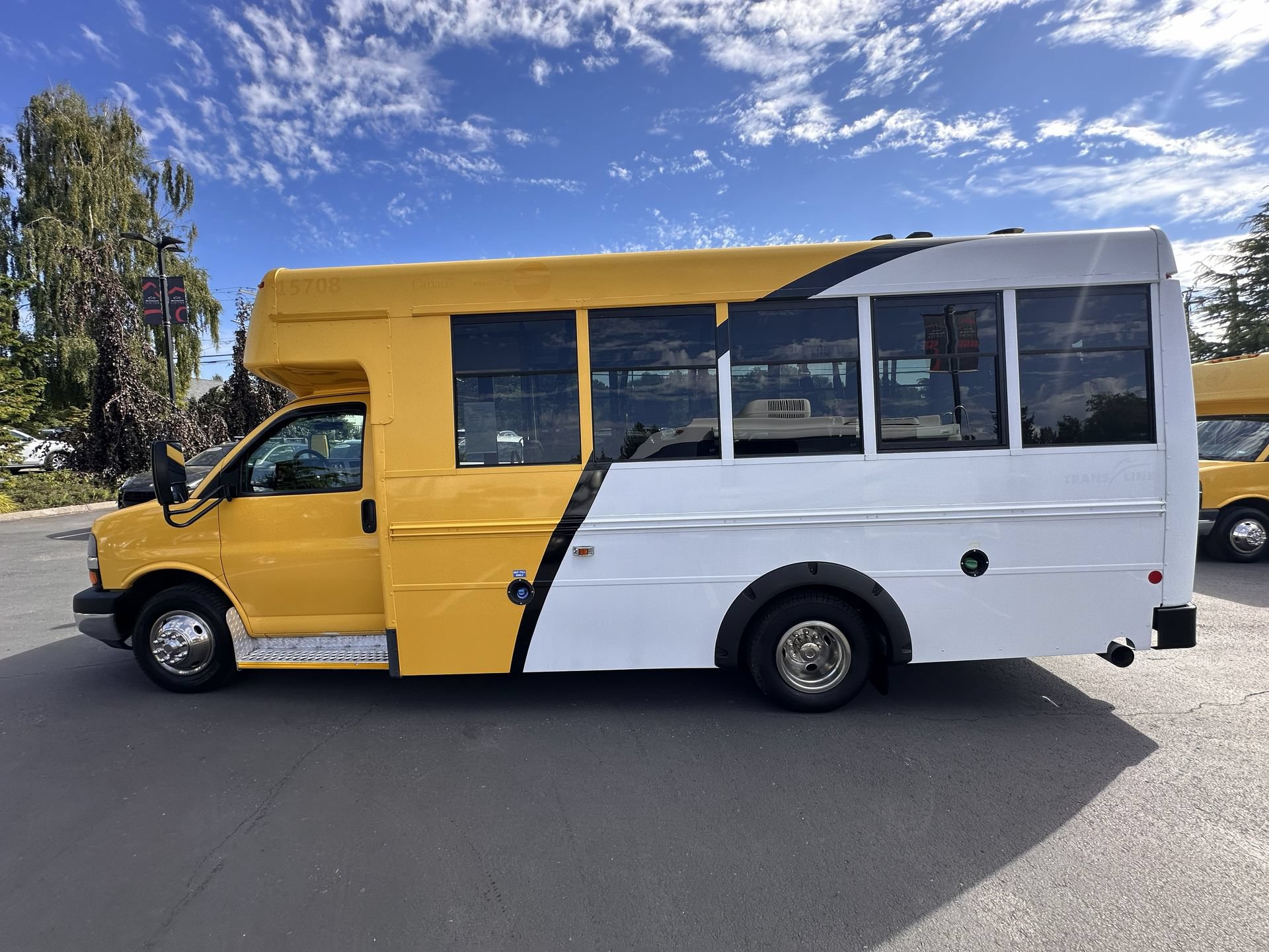 Used 2015 Chevrolet Express 4500 RWD image 16