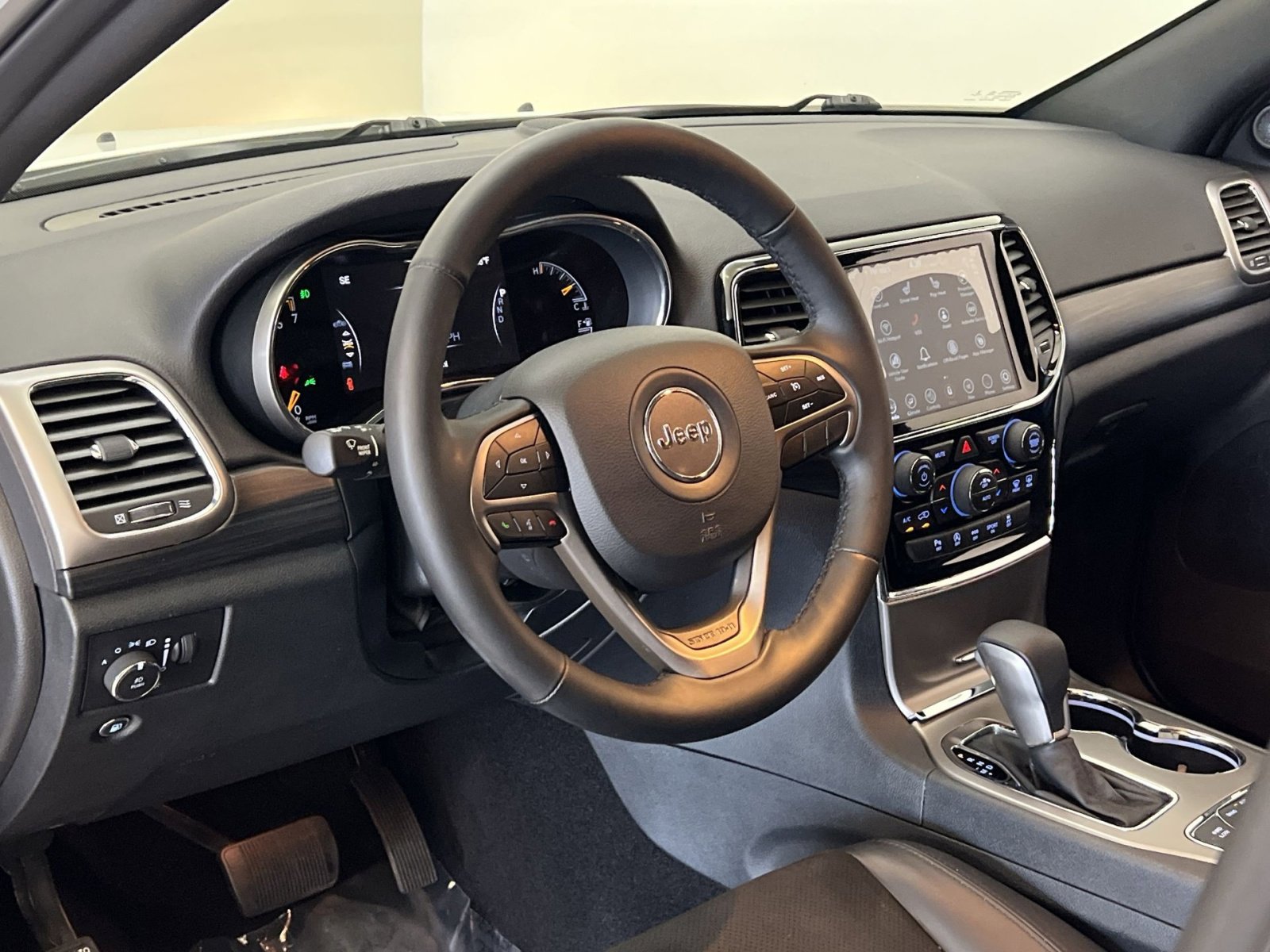 Used 2019 Jeep Grand Cherokee Altitude AWD/4WD image 15
