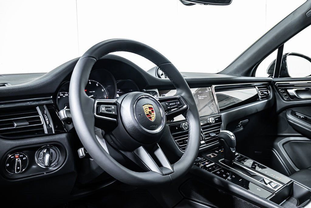 Certified 2025 Porsche Macan image 4